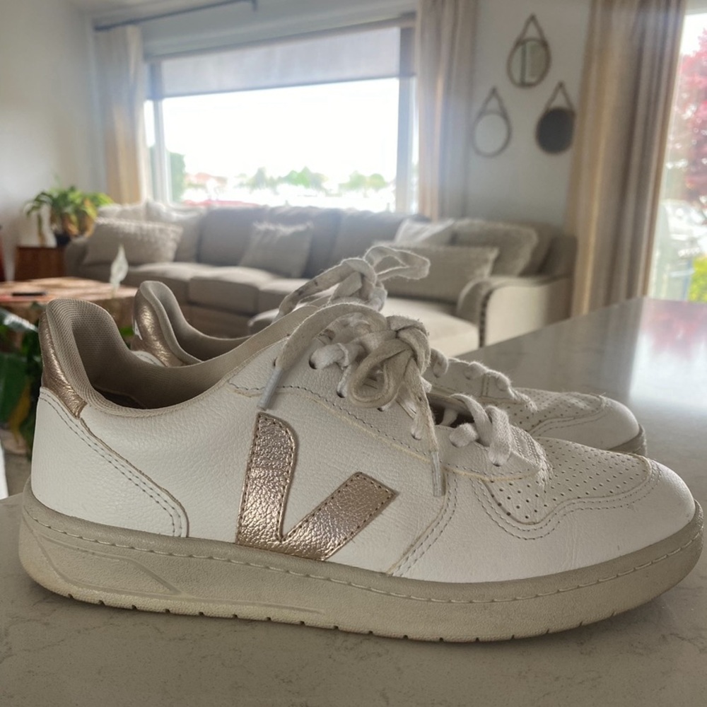 Veja metallic size 9 perfect white summer sneaker